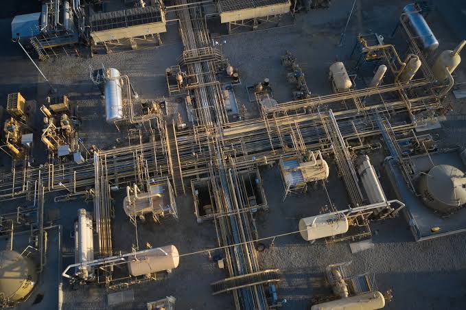 Above-ground gas facility with process vessels and pipework